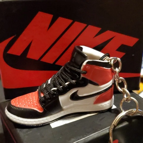 Custom Nike Shoe Keychains set of 2 shoes. (1 pair.) ❤️🖤 - Picture 6 of 16